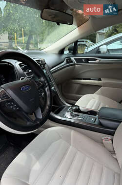 Седан Ford Fusion 2016 в 