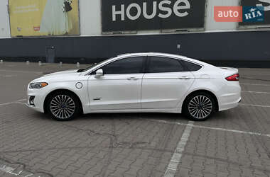 Седан Ford Fusion 2016 в 