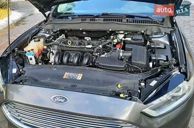 Седан Ford Fusion 2016 в 