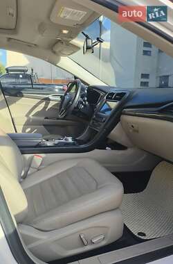 Седан Ford Fusion 2016 в 