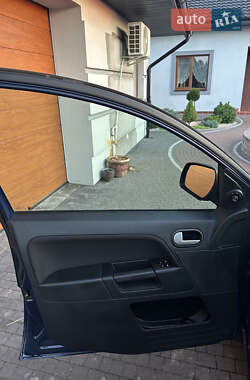 Хэтчбек Ford Fusion 2011 в 
