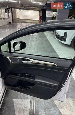 Седан Ford Fusion 2013 в 
