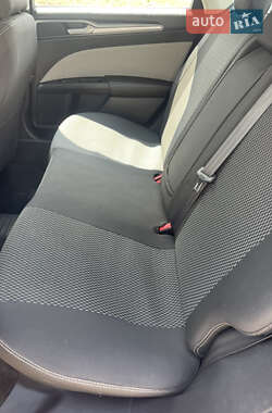 Седан Ford Fusion 2015 в 