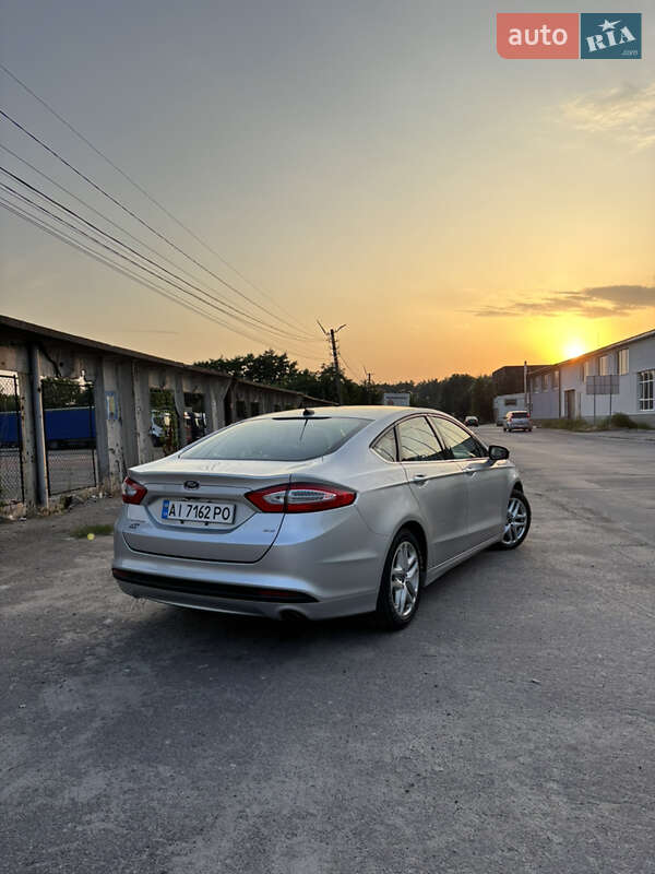 Седан Ford Fusion 2014 в Бучі