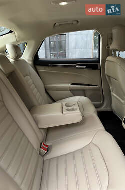 Седан Ford Fusion 2015 в 
