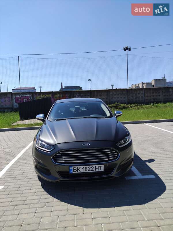 Седан Ford Fusion 2015 в Ровно