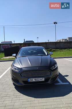 Седан Ford Fusion 2015 в 