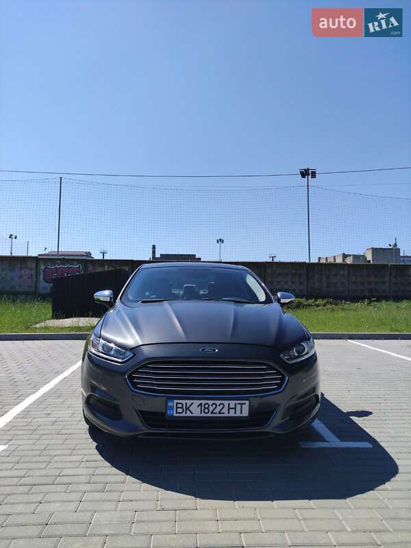Седан Ford Fusion 2015 в Ровно