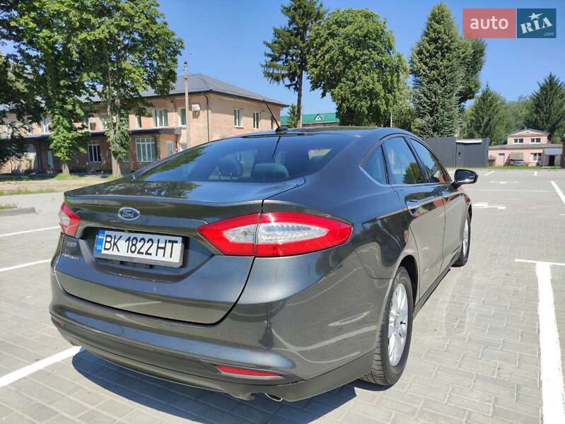 Седан Ford Fusion 2015 в Ровно