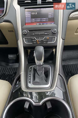 Седан Ford Fusion 2016 в 