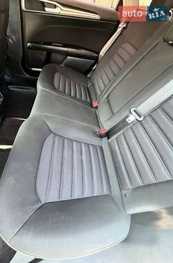 Седан Ford Fusion 2017 в 