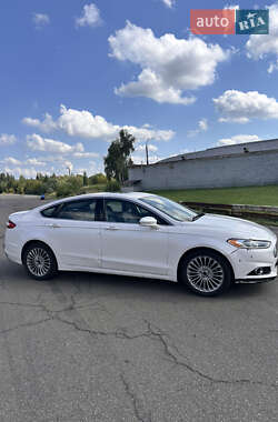 Седан Ford Fusion 2015 в 