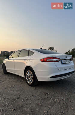 Седан Ford Fusion 2017 в 