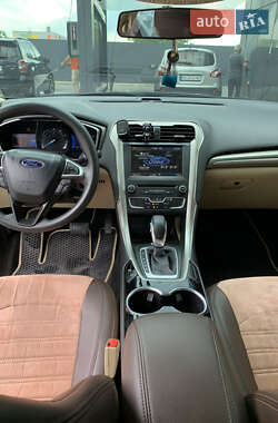 Седан Ford Fusion 2016 в 