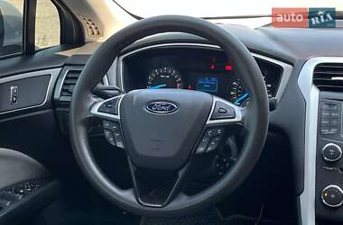 Седан Ford Fusion 2016 в 