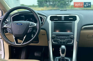 Седан Ford Fusion 2016 в 