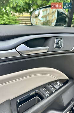 Седан Ford Fusion 2016 в 