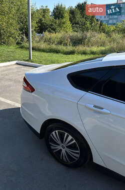Седан Ford Fusion 2013 в 