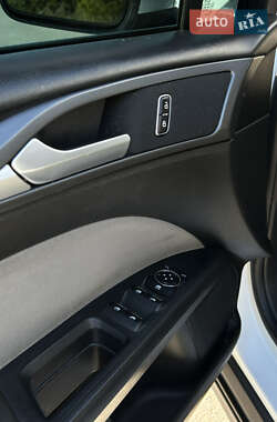 Седан Ford Fusion 2013 в 