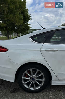 Седан Ford Fusion 2017 в 