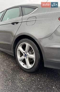 Седан Ford Fusion 2015 в 