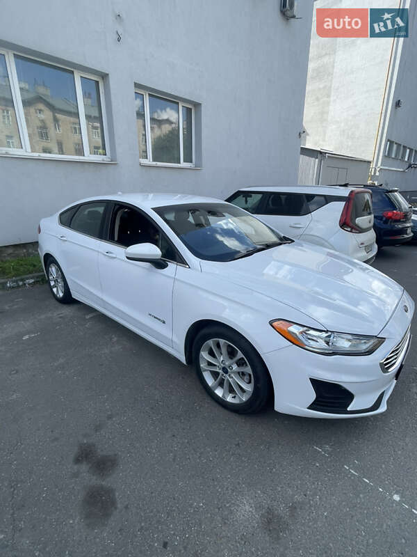 Седан Ford Fusion 2019 в Львове