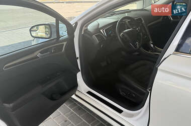 Седан Ford Fusion 2015 в 