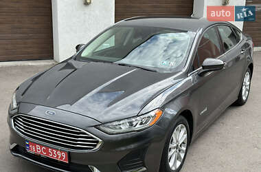Седан Ford Fusion 2019 в 