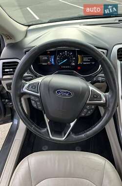 Седан Ford Fusion 2017 в 