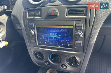 Хэтчбек Ford Fusion 2010 в 