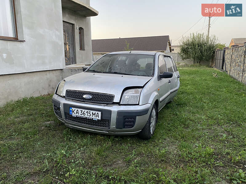 Хэтчбек Ford Fusion 2004 в 