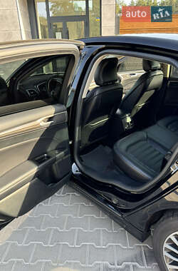 Седан Ford Fusion 2016 в 
