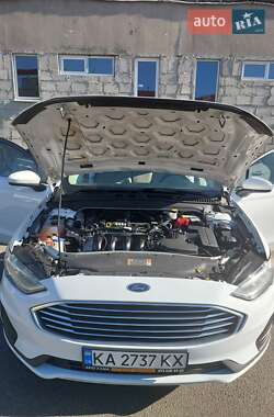 Седан Ford Fusion 2019 в 