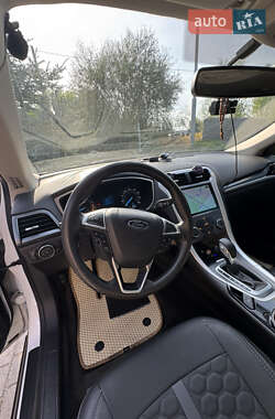 Седан Ford Fusion 2015 в 
