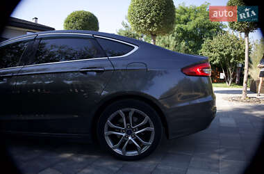 Седан Ford Fusion 2019 в 