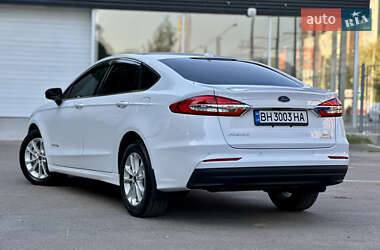 Седан Ford Fusion 2019 в 