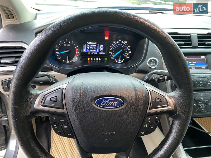 Седан Ford Fusion 2016 в Острозі
