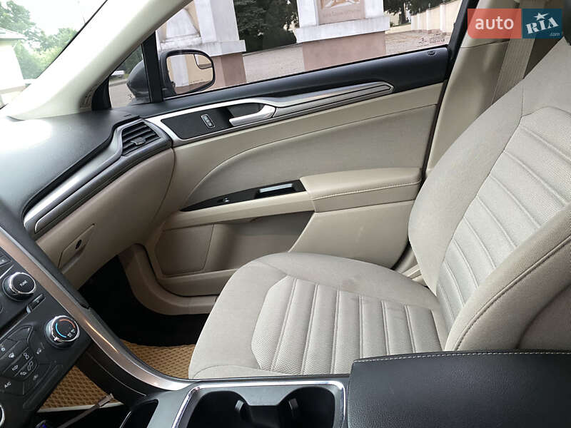 Седан Ford Fusion 2016 в Острозі