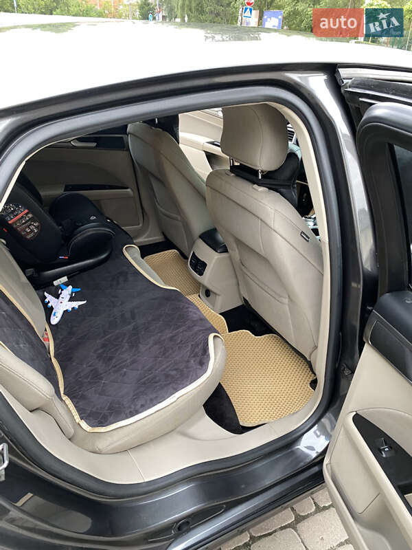 Седан Ford Fusion 2016 в Острозі