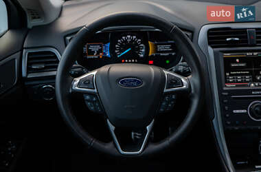 Седан Ford Fusion 2015 в 