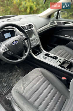 Седан Ford Fusion 2016 в 