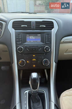 Седан Ford Fusion 2015 в 