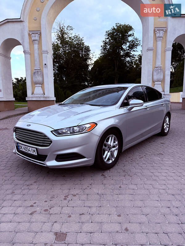 Седан Ford Fusion 2014 в Острозі