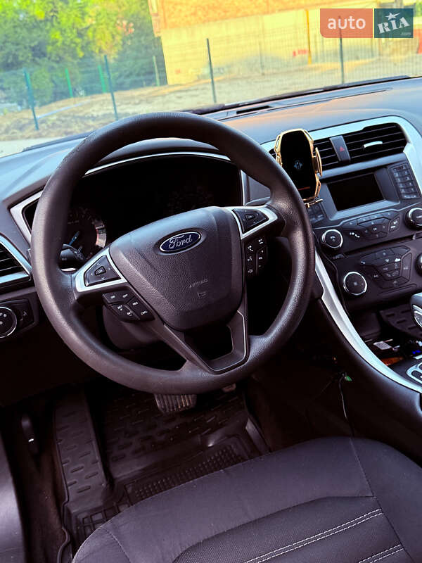 Седан Ford Fusion 2014 в Острозі