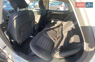Седан Ford Fusion 2017 в 