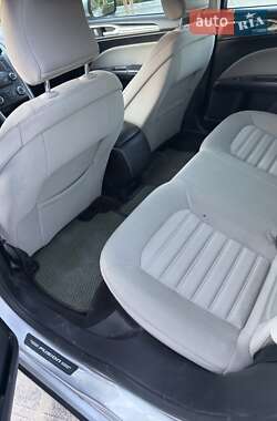 Седан Ford Fusion 2016 в 