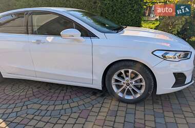 Седан Ford Fusion 2019 в 