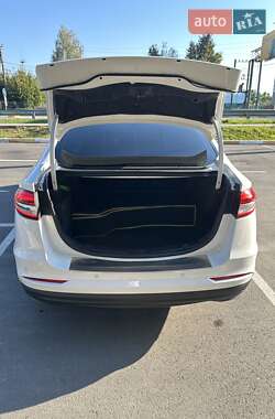 Седан Ford Fusion 2019 в 