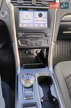 Седан Ford Fusion 2016 в 