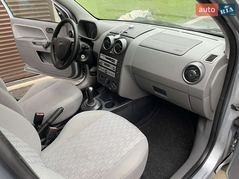 Хэтчбек Ford Fusion 2005 в Косове